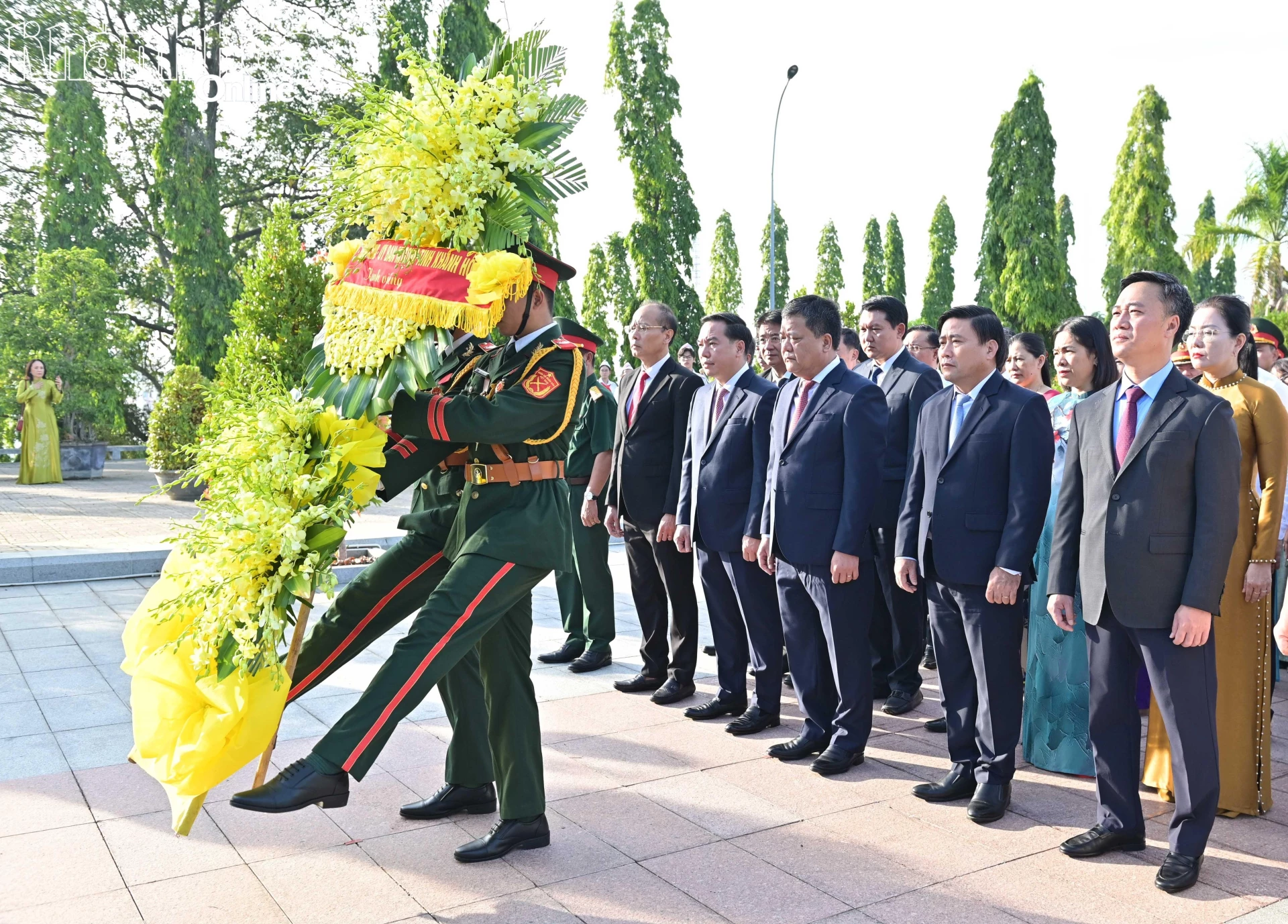Lãnh đạo tỉnh Khánh Hòa dâng hương viếng các anh hùng, liệt sĩ