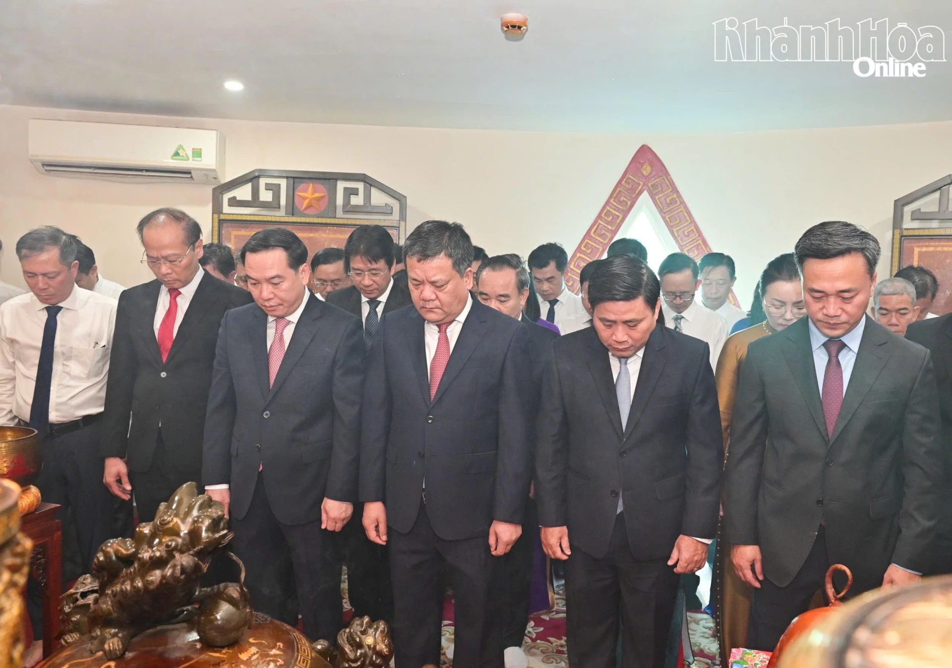 Các đồng chí Thường trực Tỉnh ủy và đại biểu dành phút mặc niệm tưởng nhớ công ơn Bác Hồ và các anh hùng liệt sĩ.