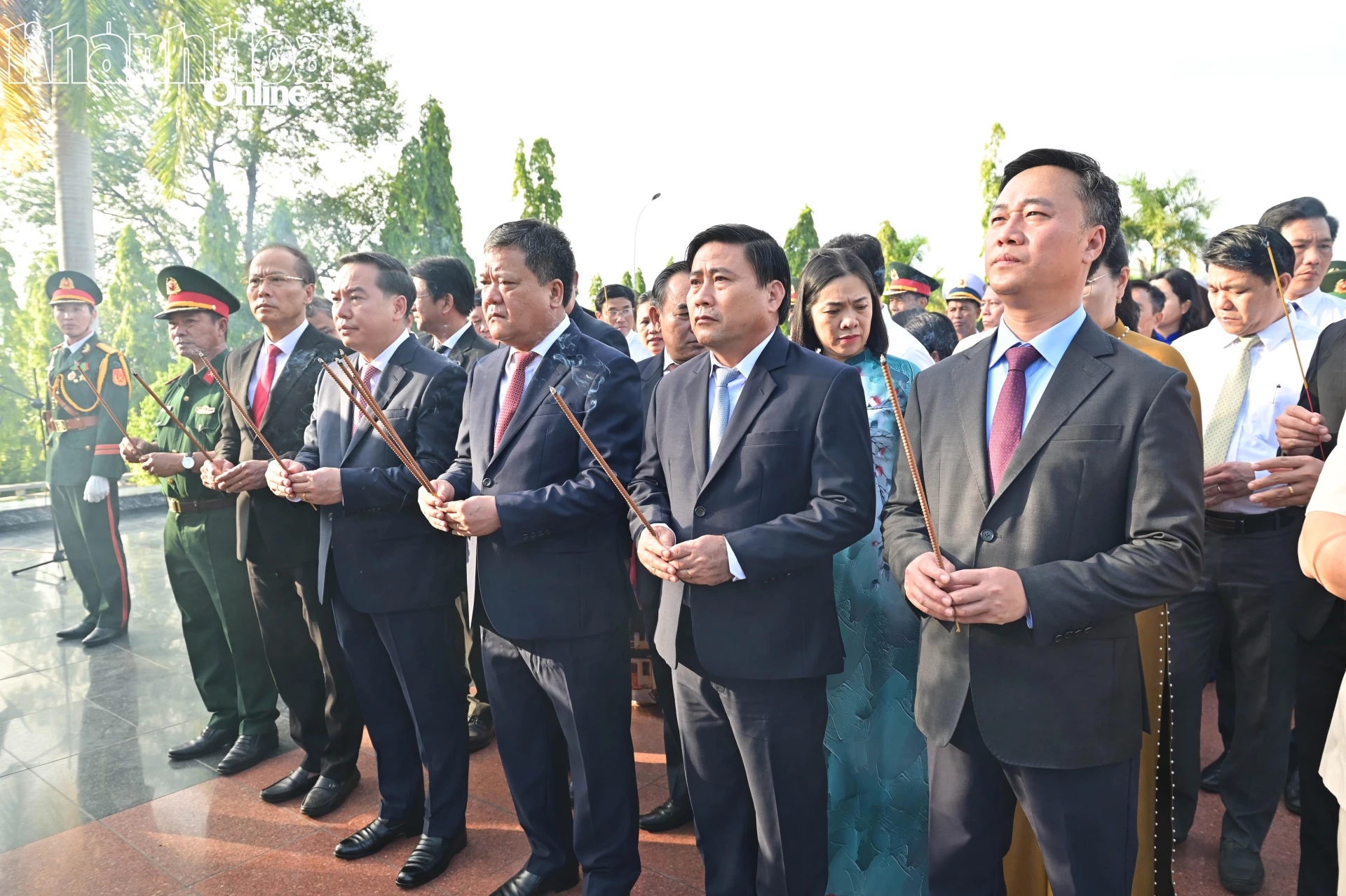 Các đồng chí Thường trực Tỉnh ủy và các đại biểu dâng hương tưởng nhớ các anh hùng liệt sĩ.