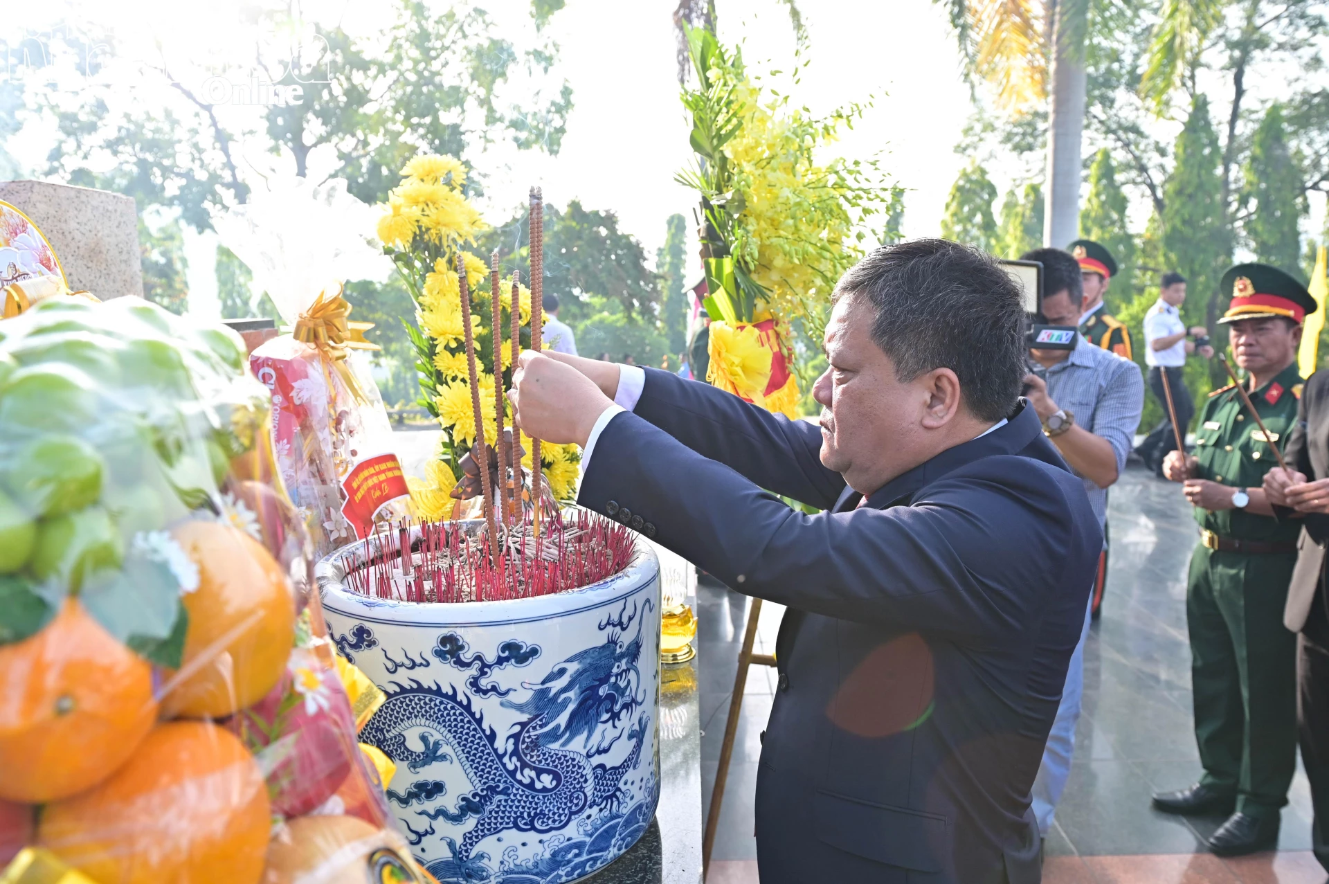 Bí thư Tỉnh Trần Phong dâng hương.