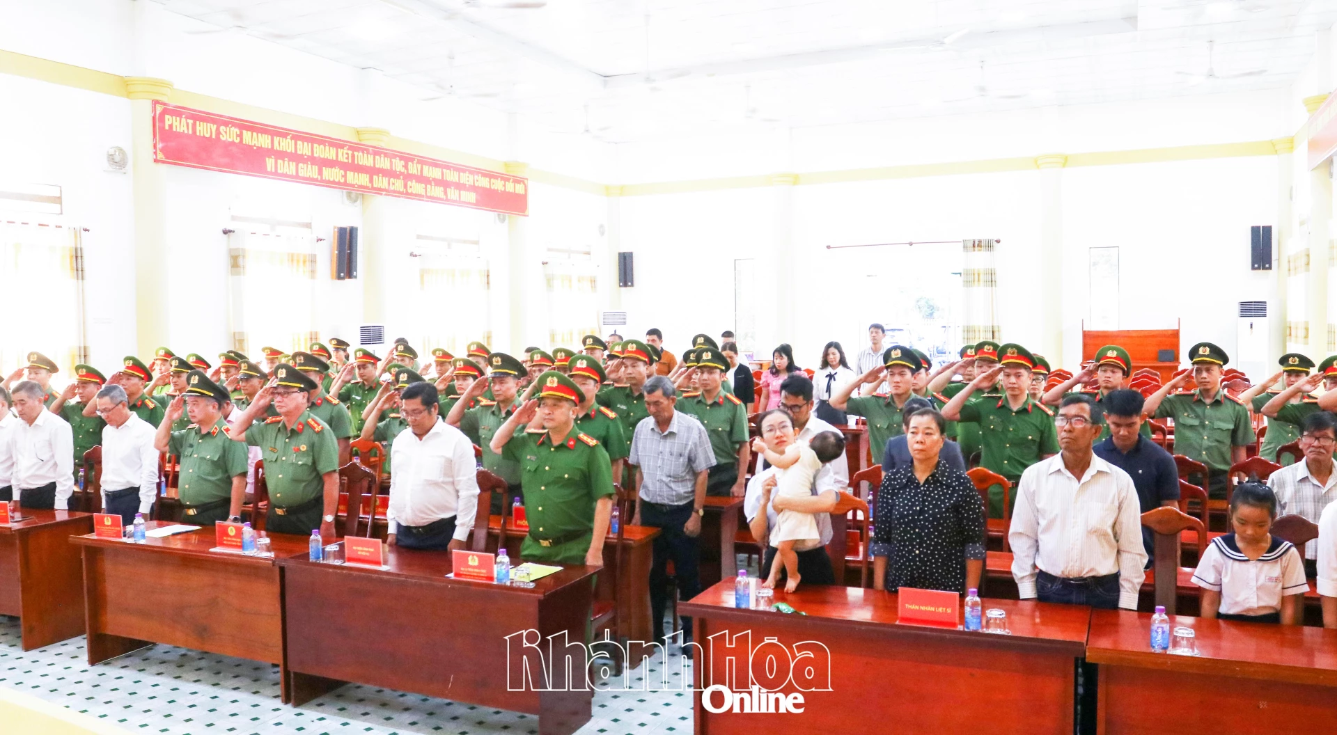 Các đại biểu tưởng niệm liệt sĩ Nguyễn Xuân Hải.