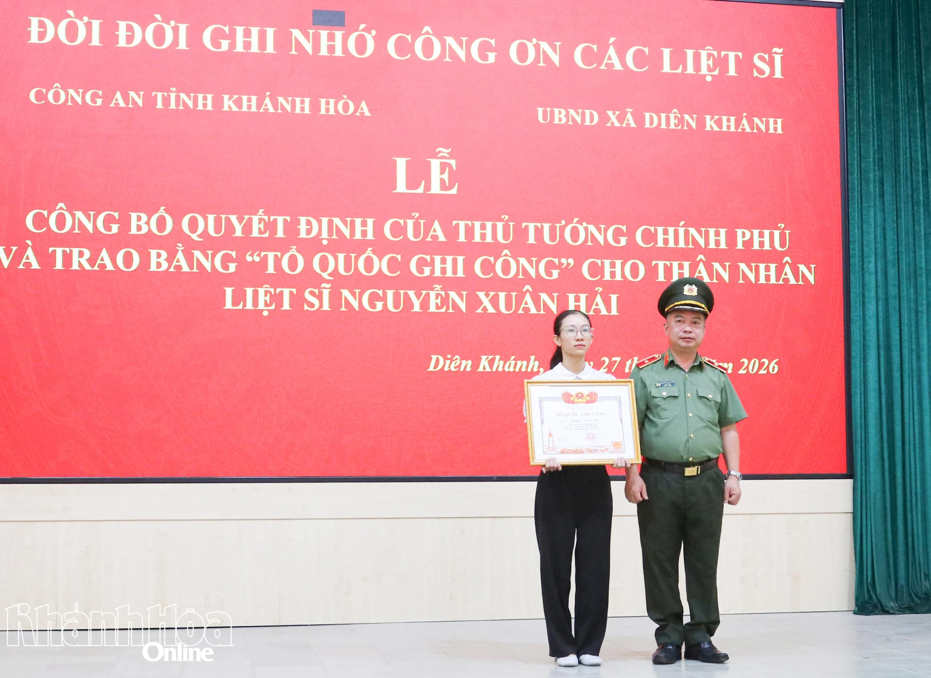 Thừa ủy quyền của Thủ tướng Chính phủ, Thiếu tướng Nguyễn Hữu Phước trao Bằng Tổ quốc ghi công cho thân nhân liệt sĩ Nguyễn Xuân Hải.