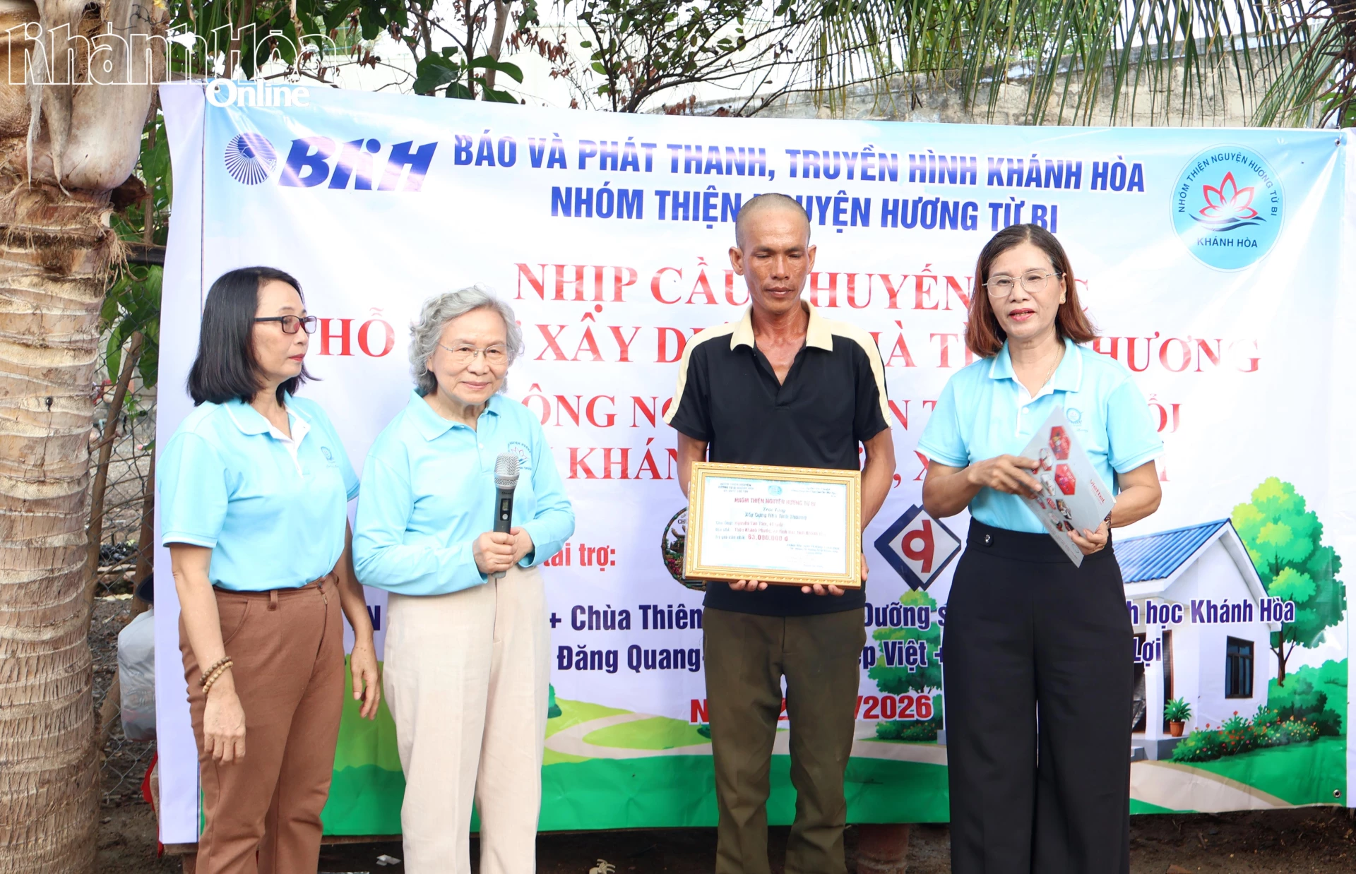 Nhóm thiện nguyện Hương Từ Bi Khánh Hòa trao bảng tượng trưng tặng 63 triệu đồng cho gia đình anh Nguyễn Văn Tâm.