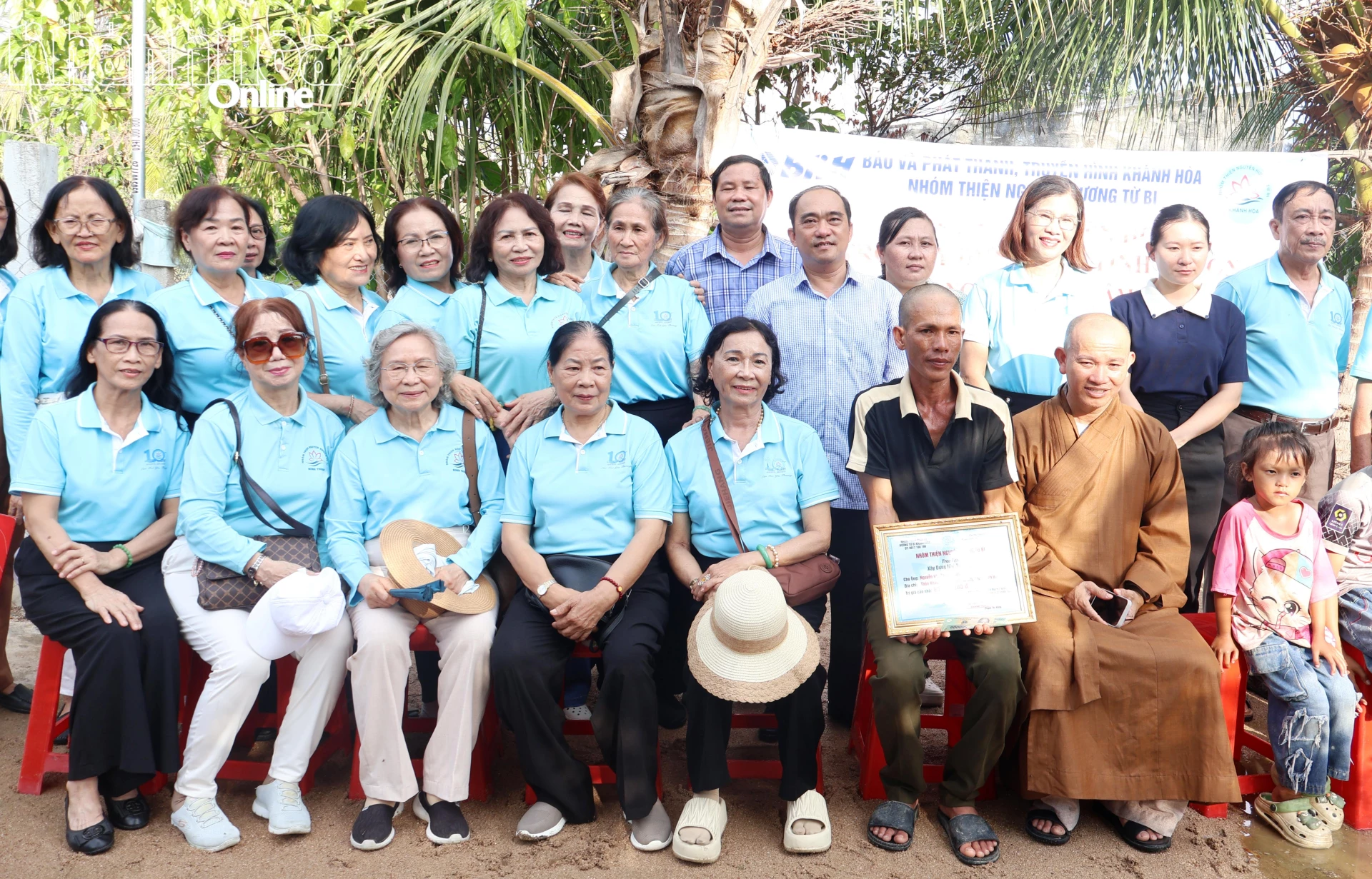 Các đại biểu chụp hình lưu niệm cùng gia đình anh Nguyễn Văn Tâm.