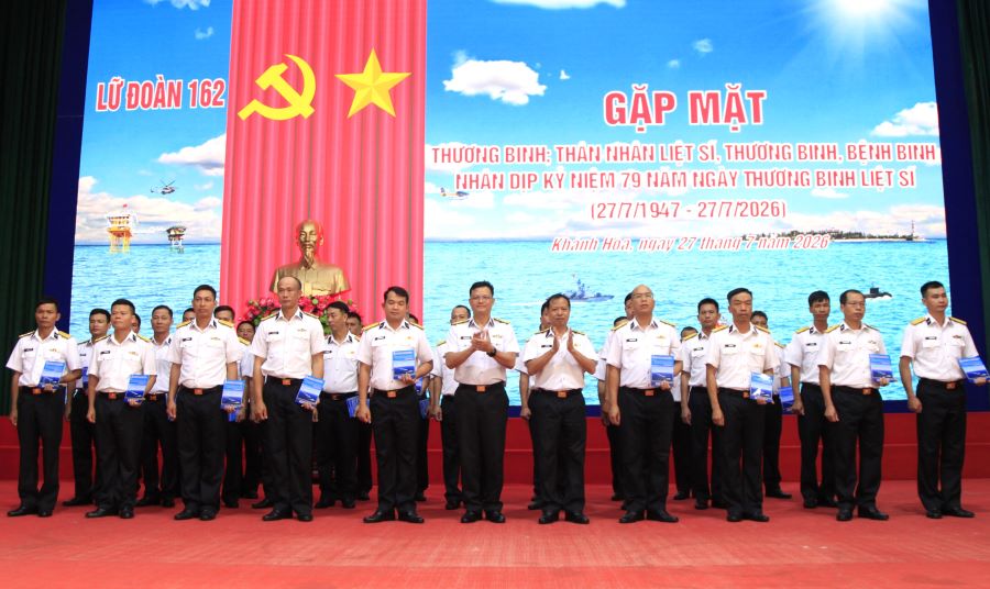 Thủ trưởng Lữ đoàn tặng quà thương binh; con liệt sĩ, thương binh, bệnh binh đang công tác tại đơn vị.