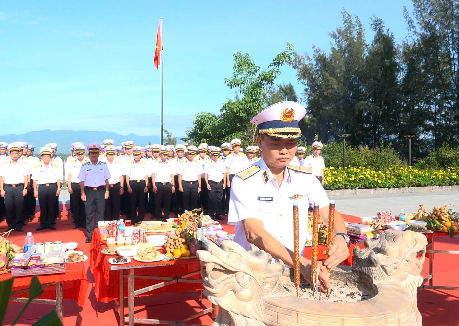 Vùng 4 Hải quân dâng hương tưởng niệm các anh hùng liệt sĩ