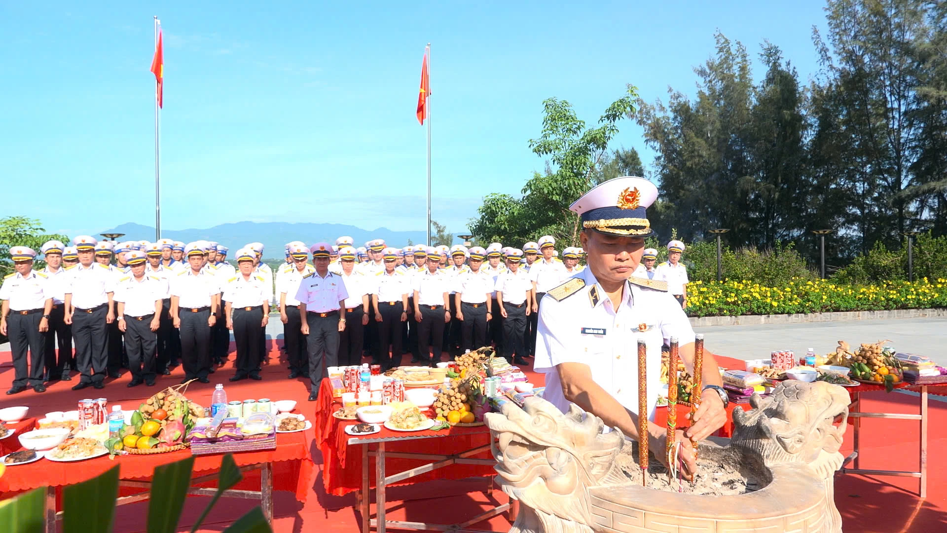Chuẩn đô đốc Nguyễn Anh Tuấn dâng hương.