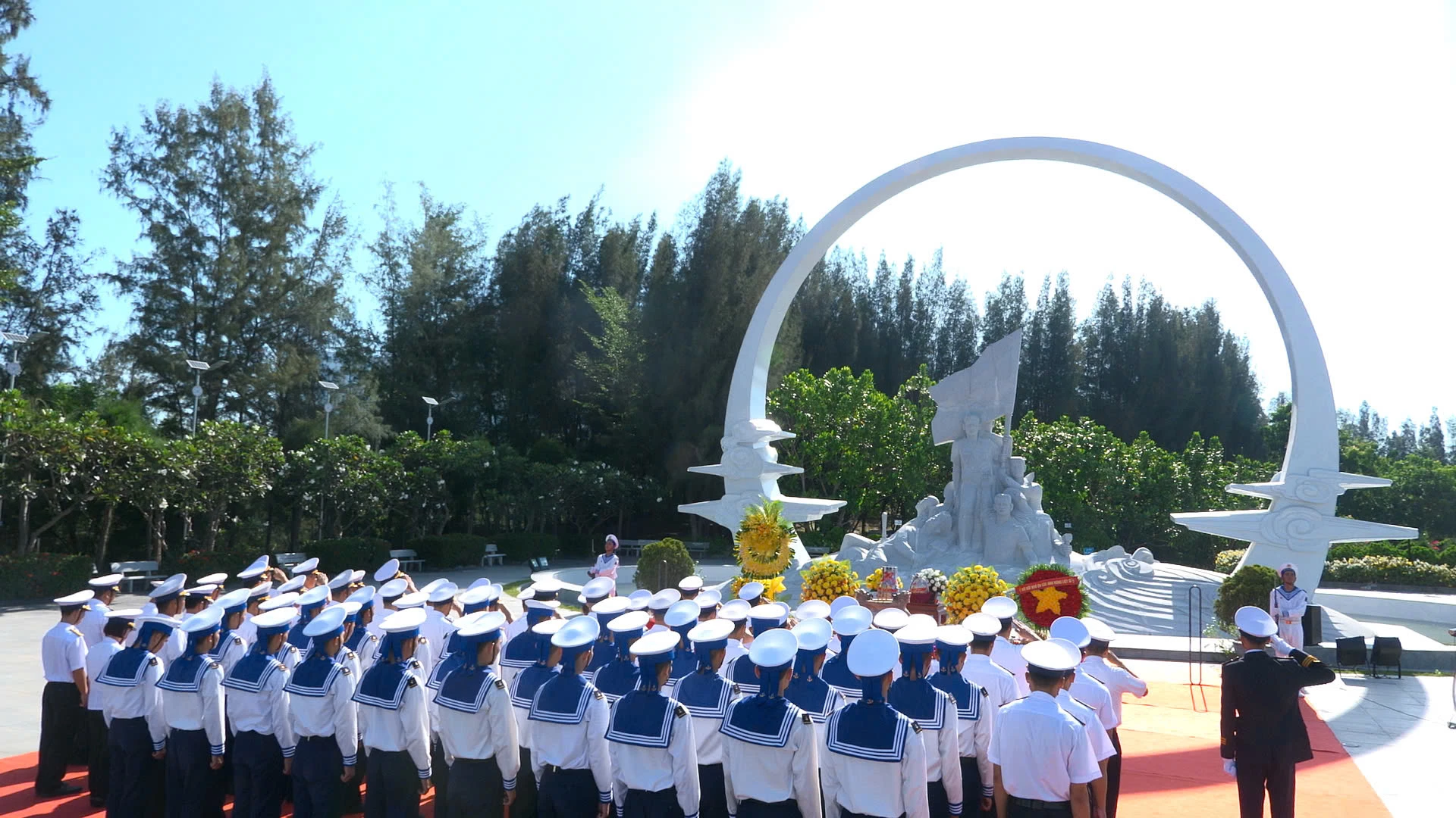 Các đại biểu dâng hương tại tượng đài Những người nằm lại phía chân trời.