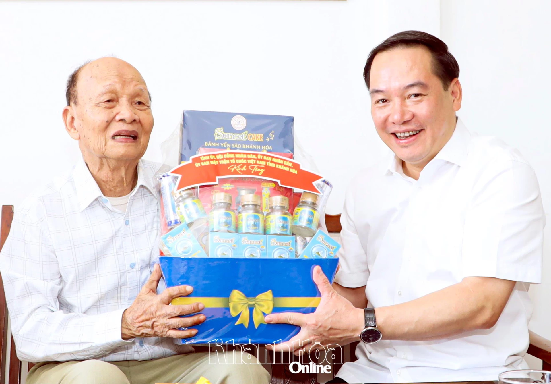 Đồng chí Hồ Xuân Trường - Ủy viên dự khuyết Trung ương Đảng, Phó Bí thư Thường trực Tỉnh ủy tặng quà tri ân ông Huỳnh Trướng (thương binh phường Nha Trang).