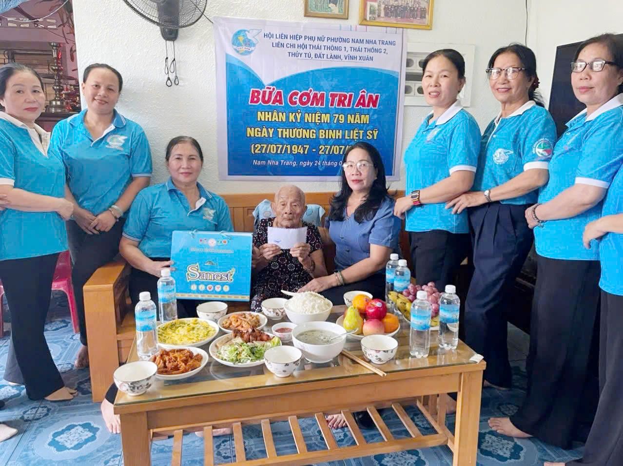 Bữa cơm tri ân tại gia đình người có công với cách mạng.