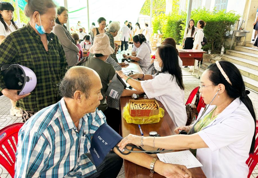 Lữ đoàn 162 phối hợp khám bệnh miễn phí cho hơn 600 người dân xã Cam Lâm