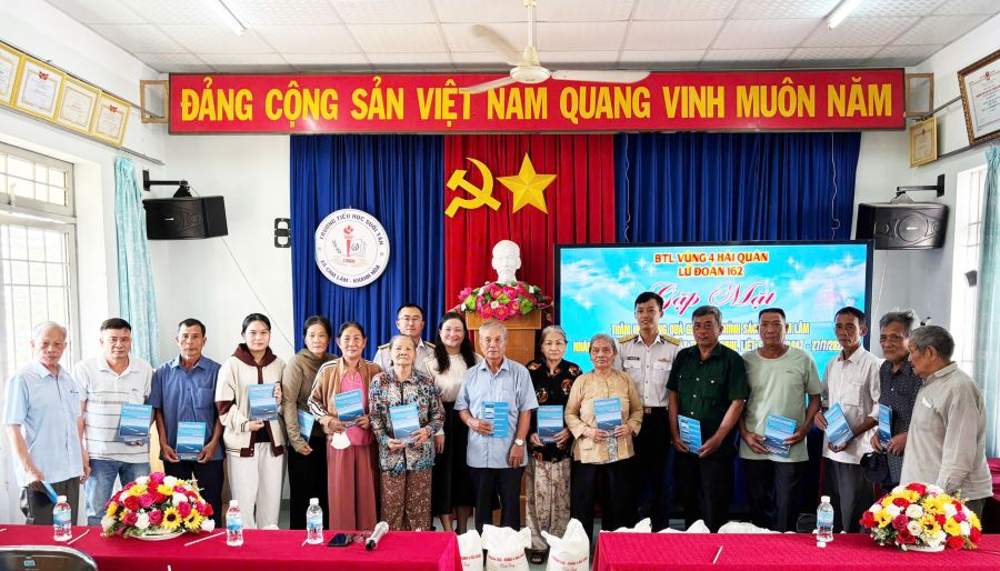 Tặng quà các gia đình chính sách nhân dịp 27-7.