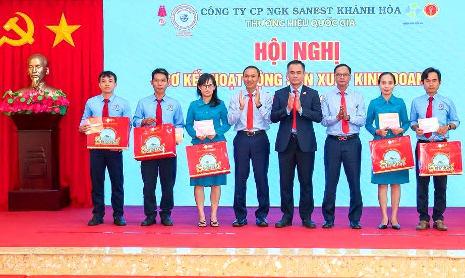 Khen thưởng các tập thể, cá nhân xuất sắc.