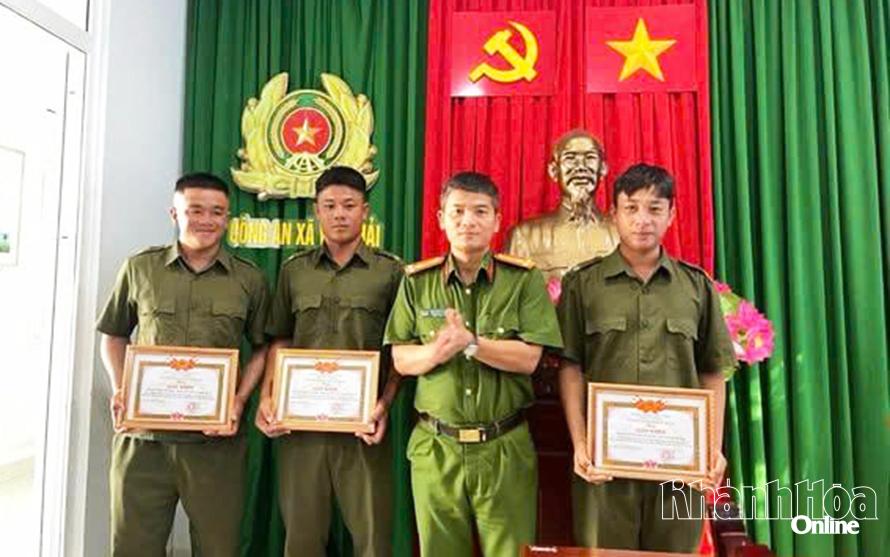 Xã Vĩnh Hải khen thưởng đột xuất 3 thành viên Tổ bảo vệ an ninh trật tự cơ sở