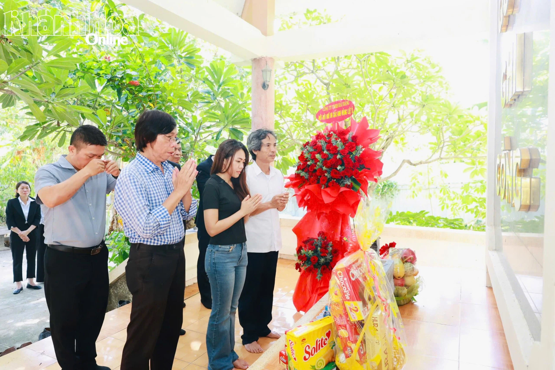 Dâng hương tưởng niệm anh hùng liệt sĩ tại Căn cứ cách mạng Đồng Bò