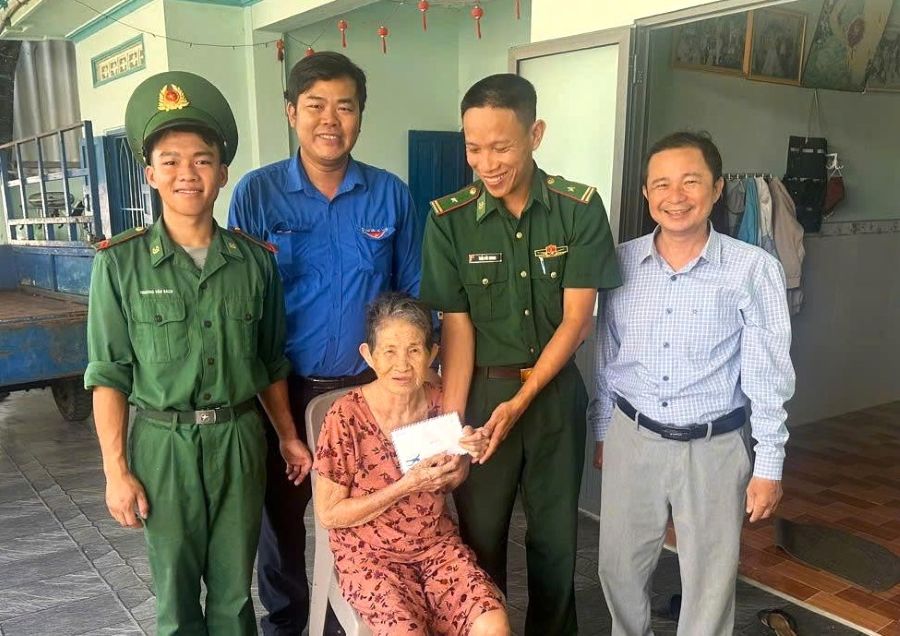 Đồn Biên phòng Phước Dinh thăm, tặng quà người có công