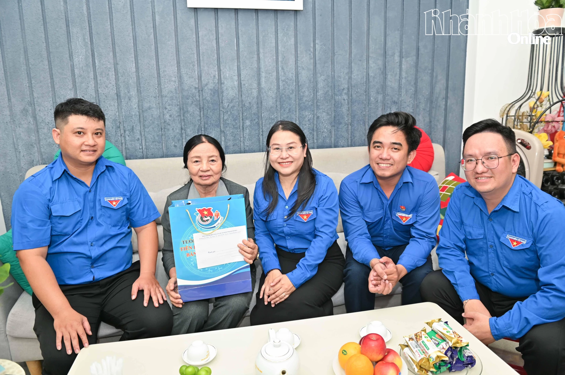 Đoàn thăm, tặng quà Anh hùng Lực lượng vũ trang nhân dân Lê Thị Minh Hãnh.