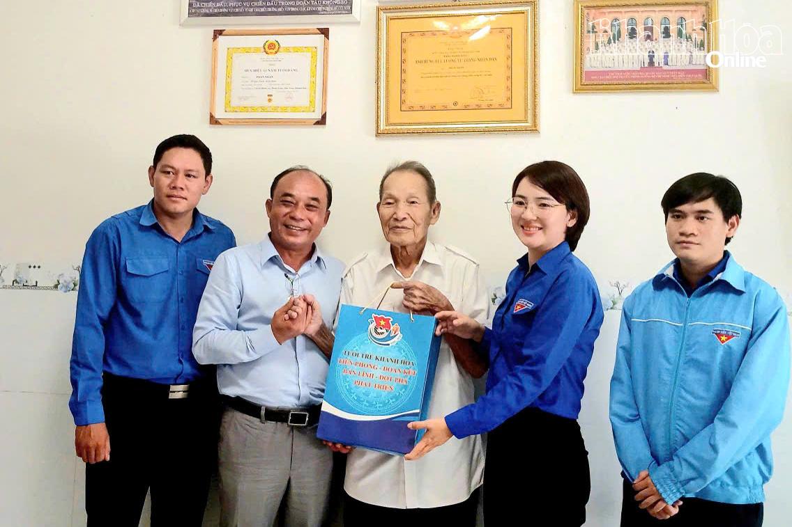Thăm, tặng quà Anh hùng Lực lượng vũ trang nhân dân Phan Nhạn.