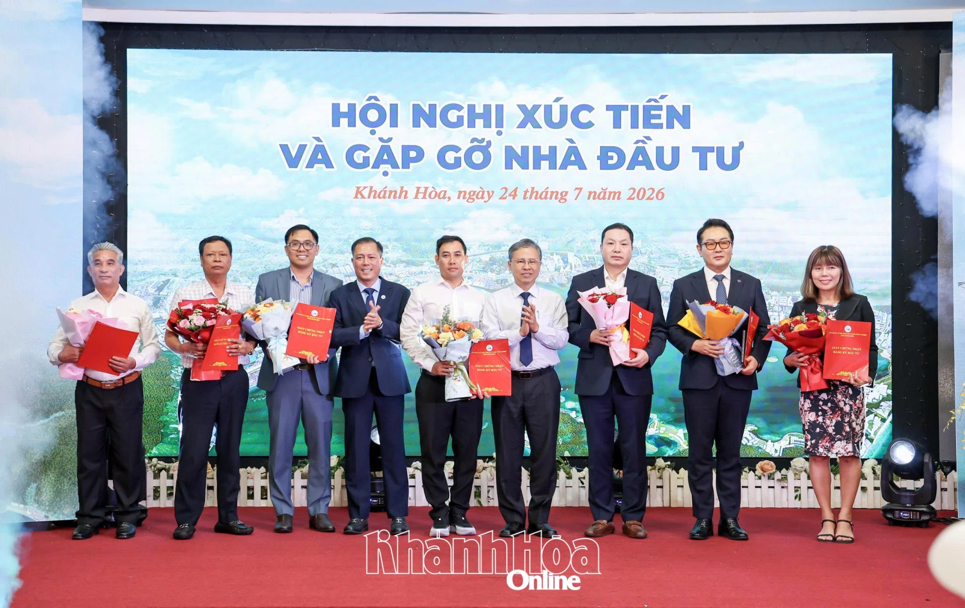 Đồng chí Trần Hòa Nam và lãnh đạo Ban Quản lý Khu kinh tế và Khu công nghiệp tỉnh trao giấy chứng nhận cho các nhà đầu tư.