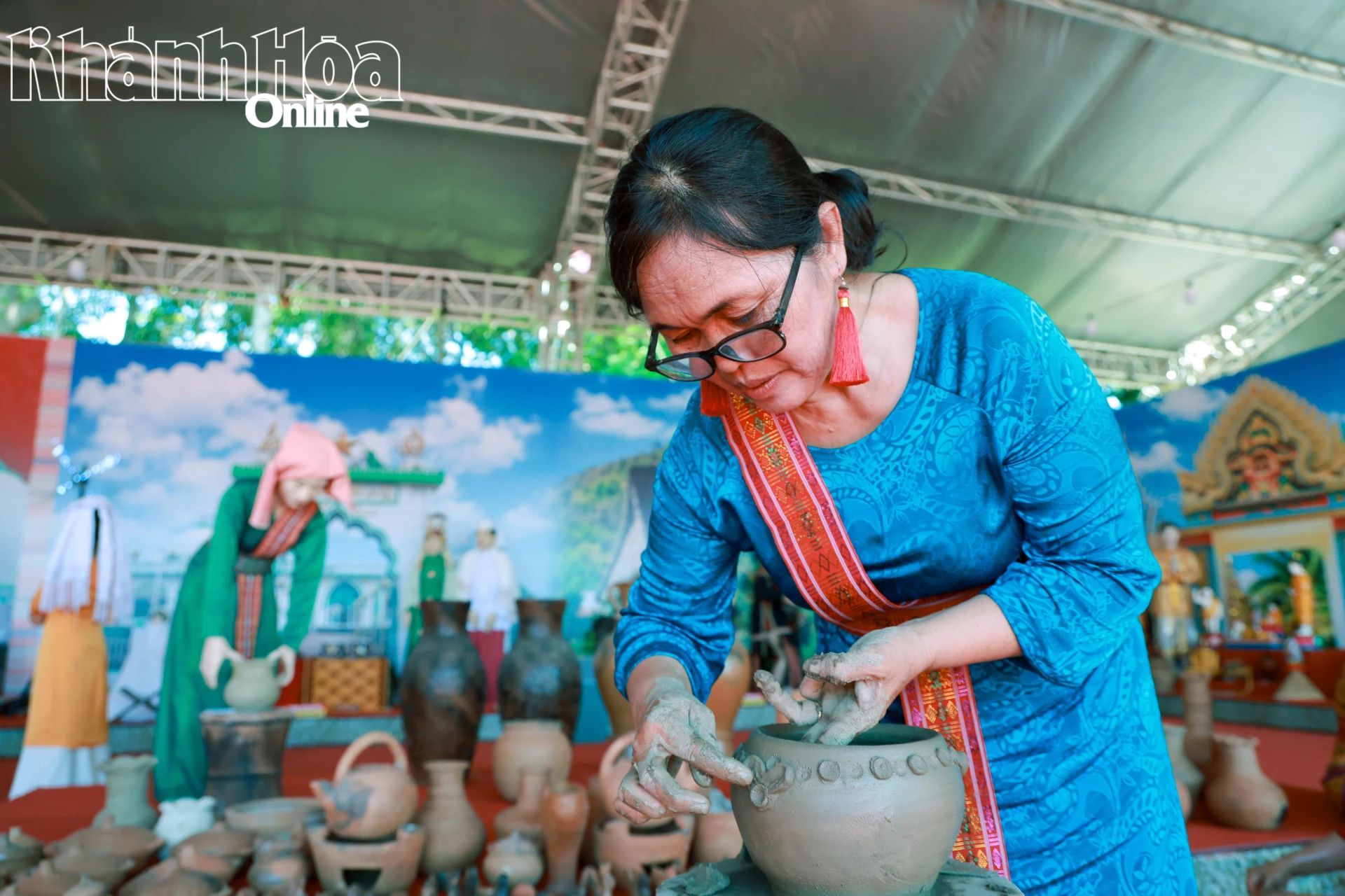 Nghệ nhân làm gốm Chăm tỉ mỉ trau chuốt từng họa tiết cho sản phẩm.