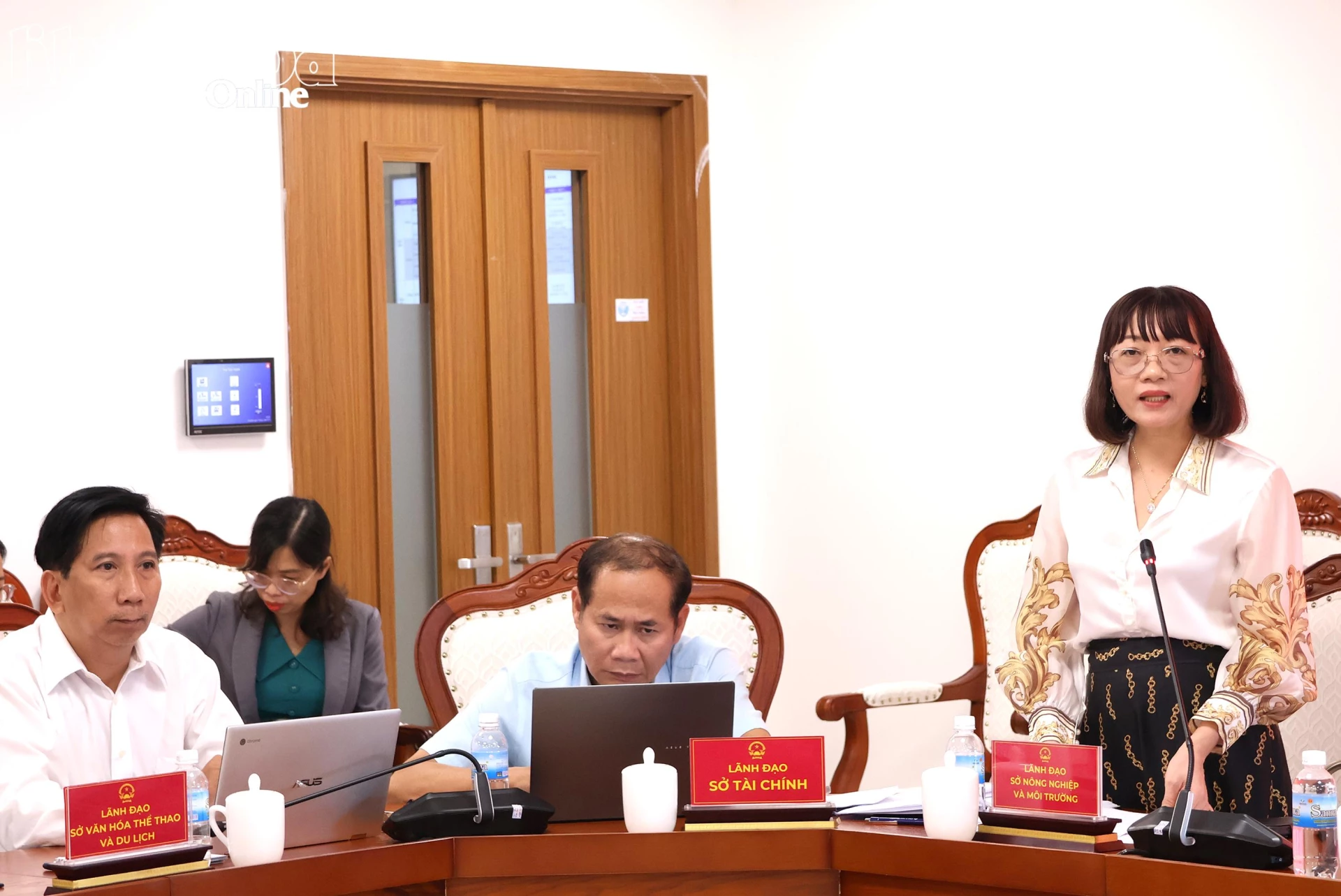 Lãnh đạo Sở Tài nguyên và Môi trường nêu ý kiến tại buổi làm việc.
