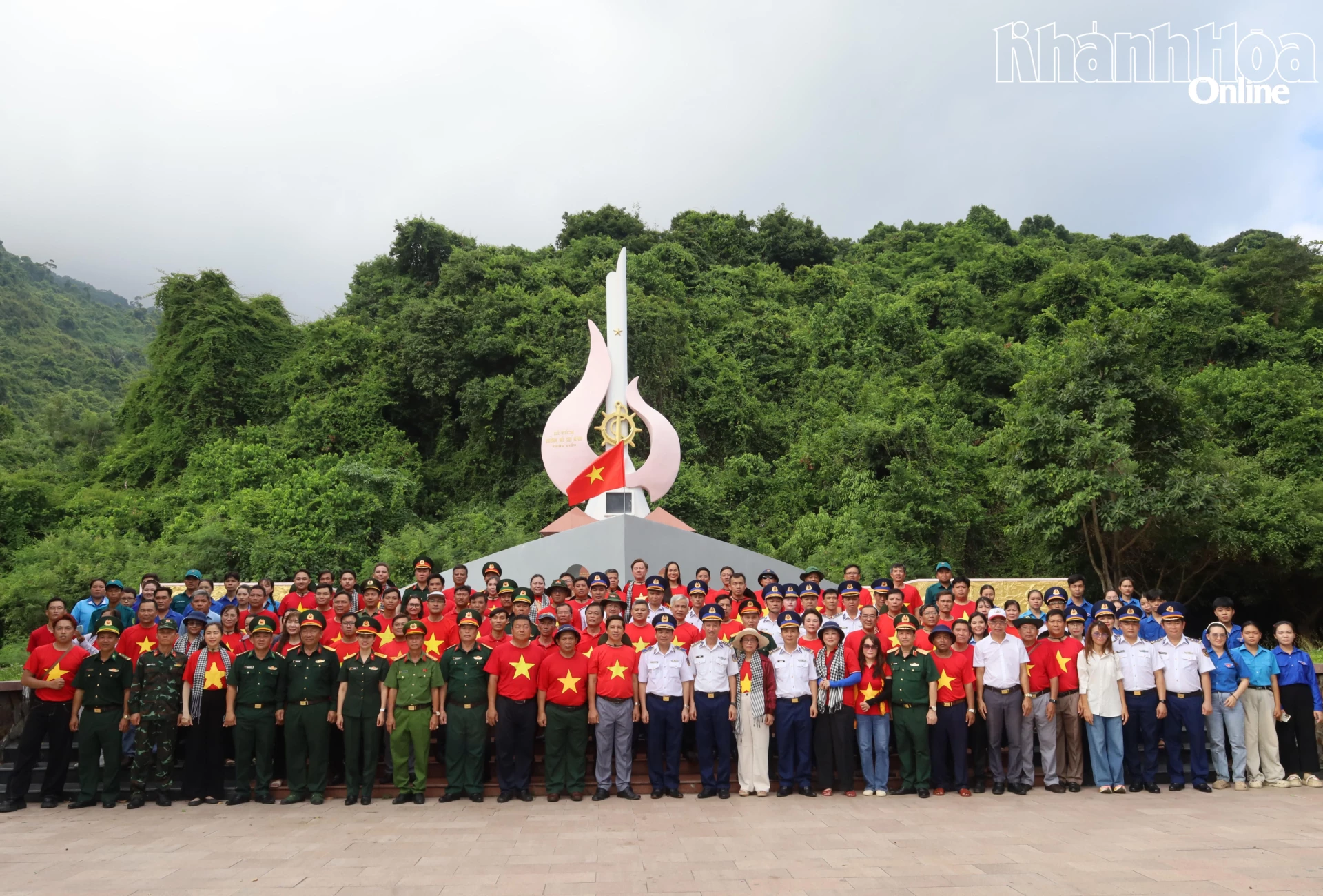Đoàn công tác chụp hình lưu niệm tại Di tích đường Hồ Chí Minh trên biển tại Vũng Rô (tỉnh Đắk Lắk).