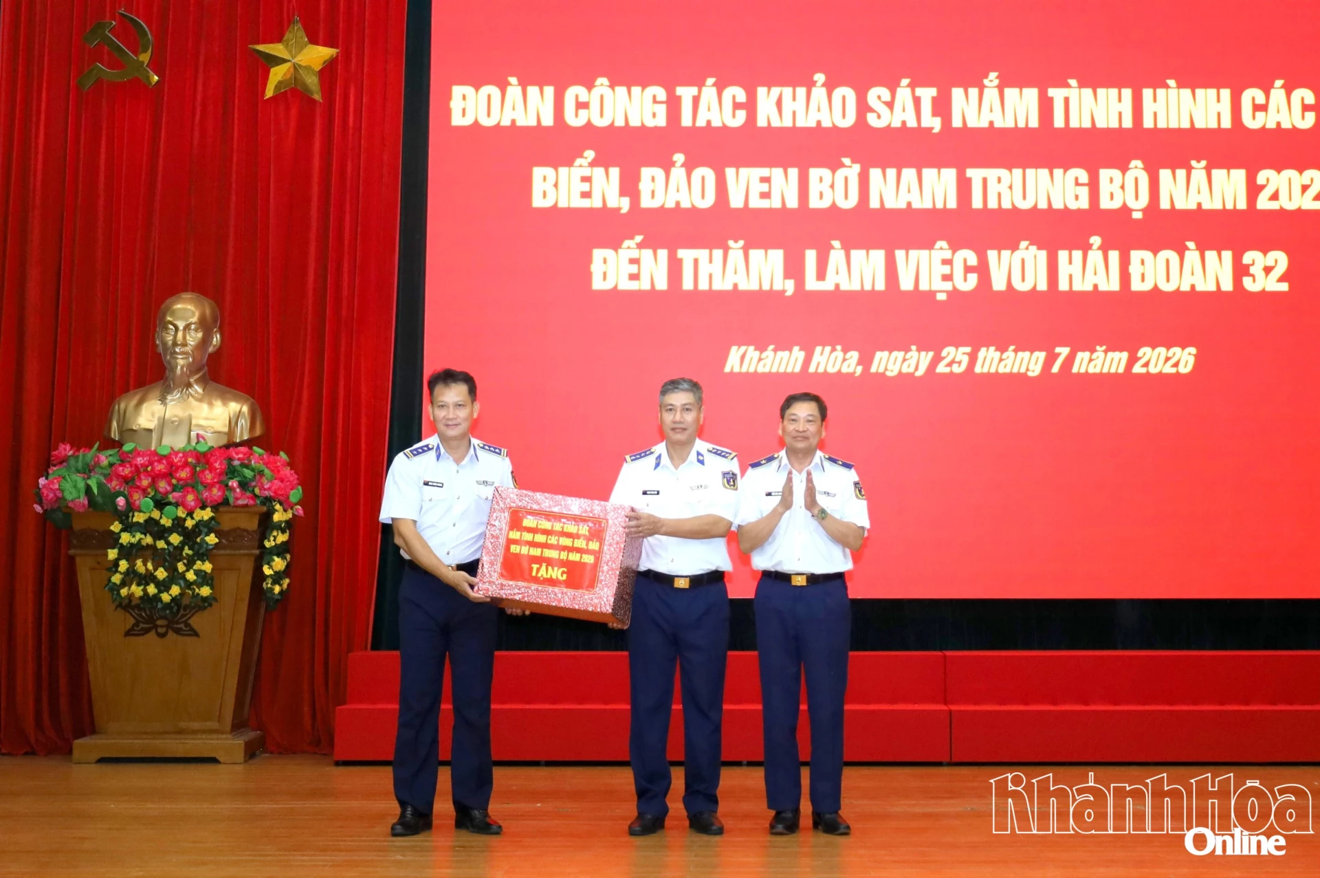 Đoàn công tác tặng quà cho cán bộ, chiến sĩ Hải đoàn 32.