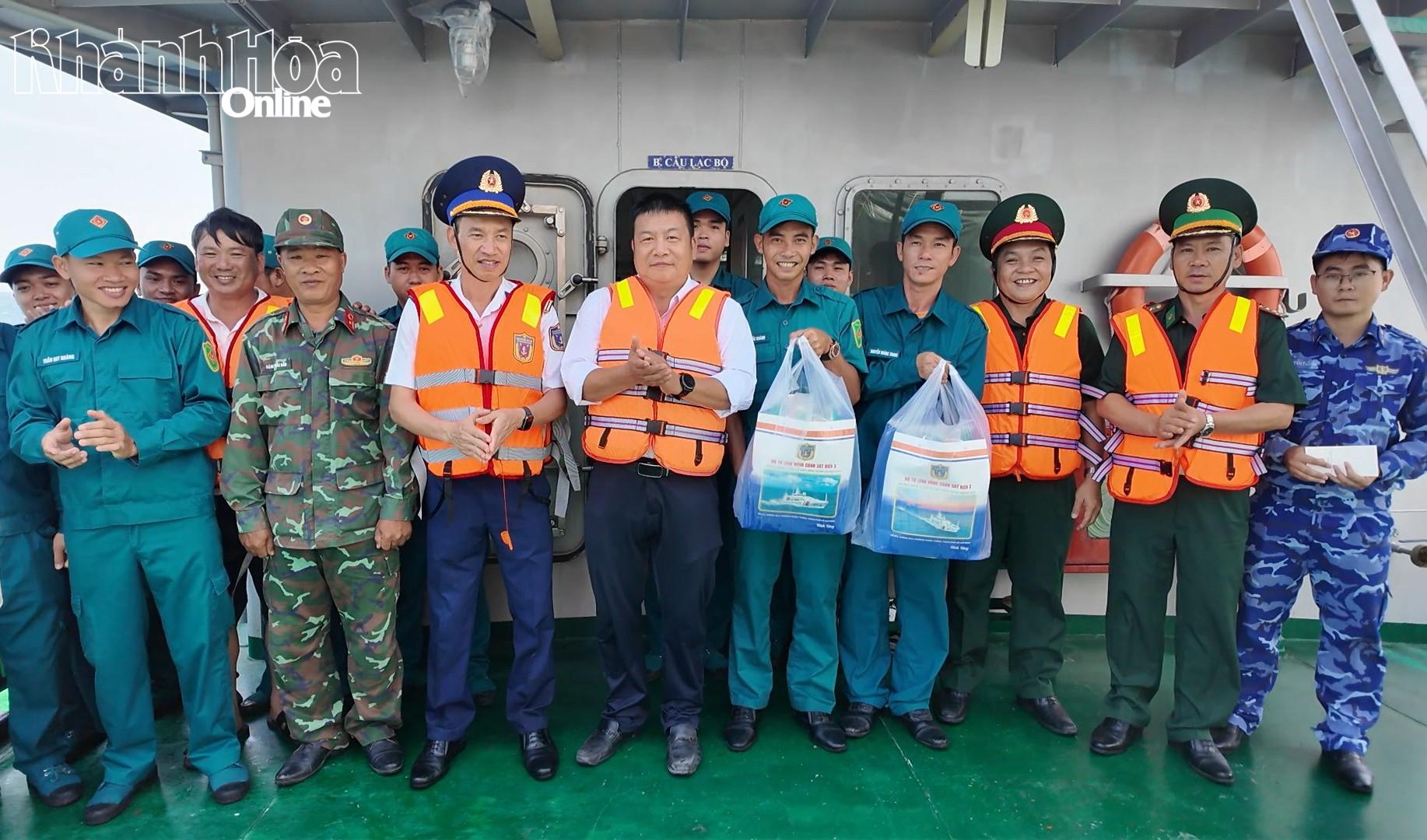Đoàn công tác thăm, tặng quà cán bộ, chiến sĩ Hải đội Dân quân thường trực tỉnh Khánh Hòa đang thực hiện nhiệm vụ trên biển.