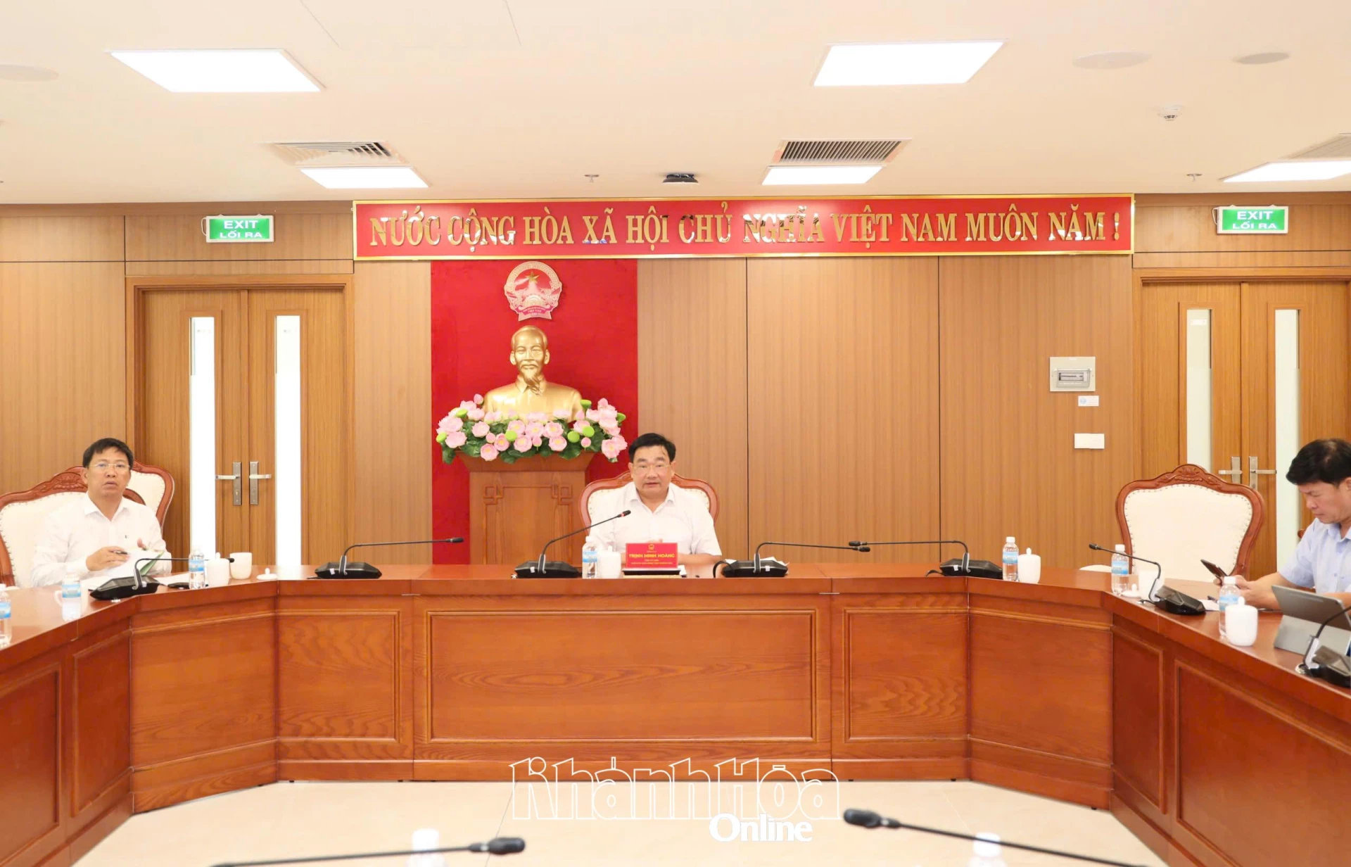 Quang cảnh cuộc họp