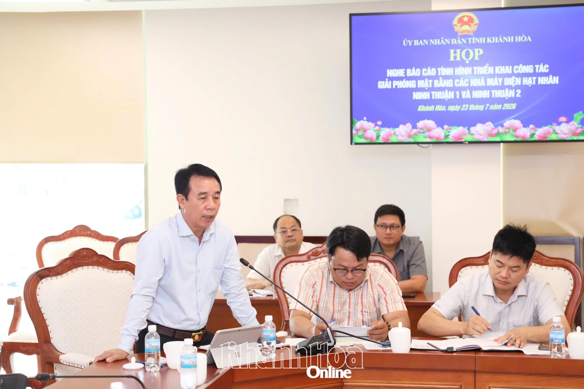 Lãnh đạo xã Vĩnh Hải báo cáo tiến độ
