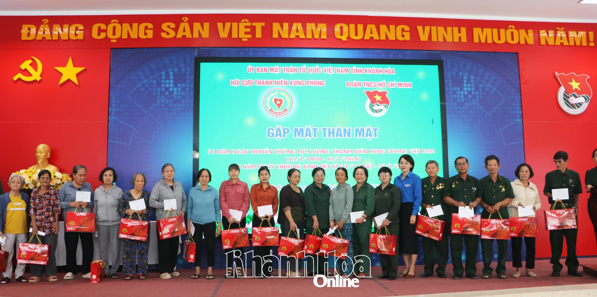Lãnh đạo Hội Cựu Thanh niên xung phong, lãnh đạo Đoàn TNCS Hồ Chí Minh tỉnh trao quà cho các hội viên.