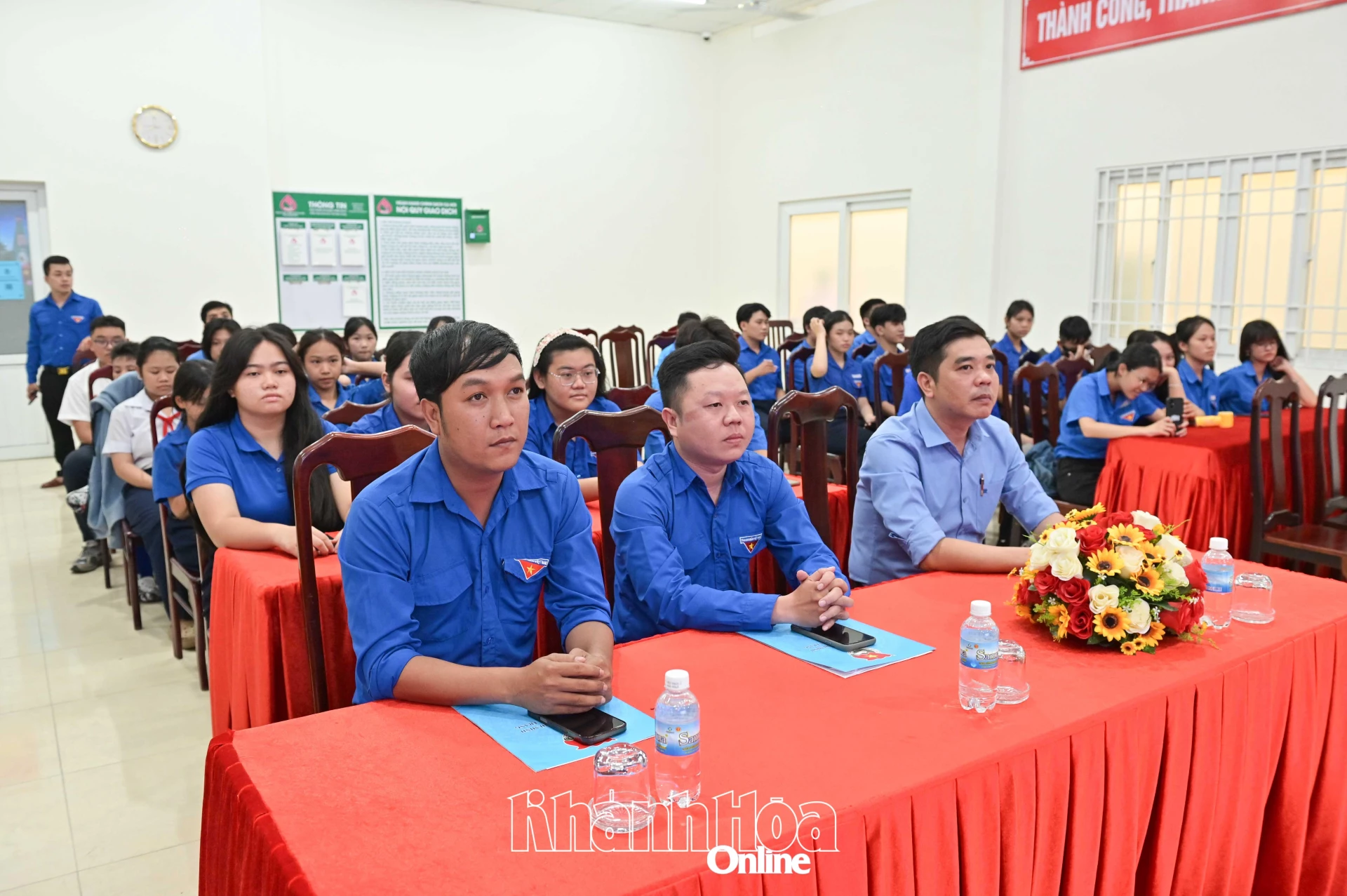 Các đại biểu cùng hơn 80 đoàn viên, thanh niên dự phát động cuộc thi.