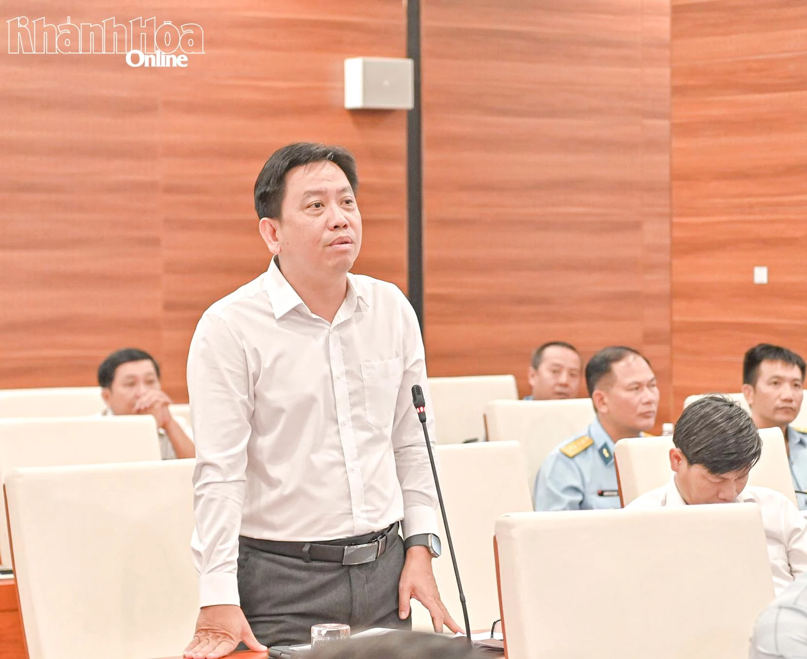 Lãnh đạo Báo và Phát thanh, Truyền hình Khánh Hòa phát biểu tại cuộc họp.