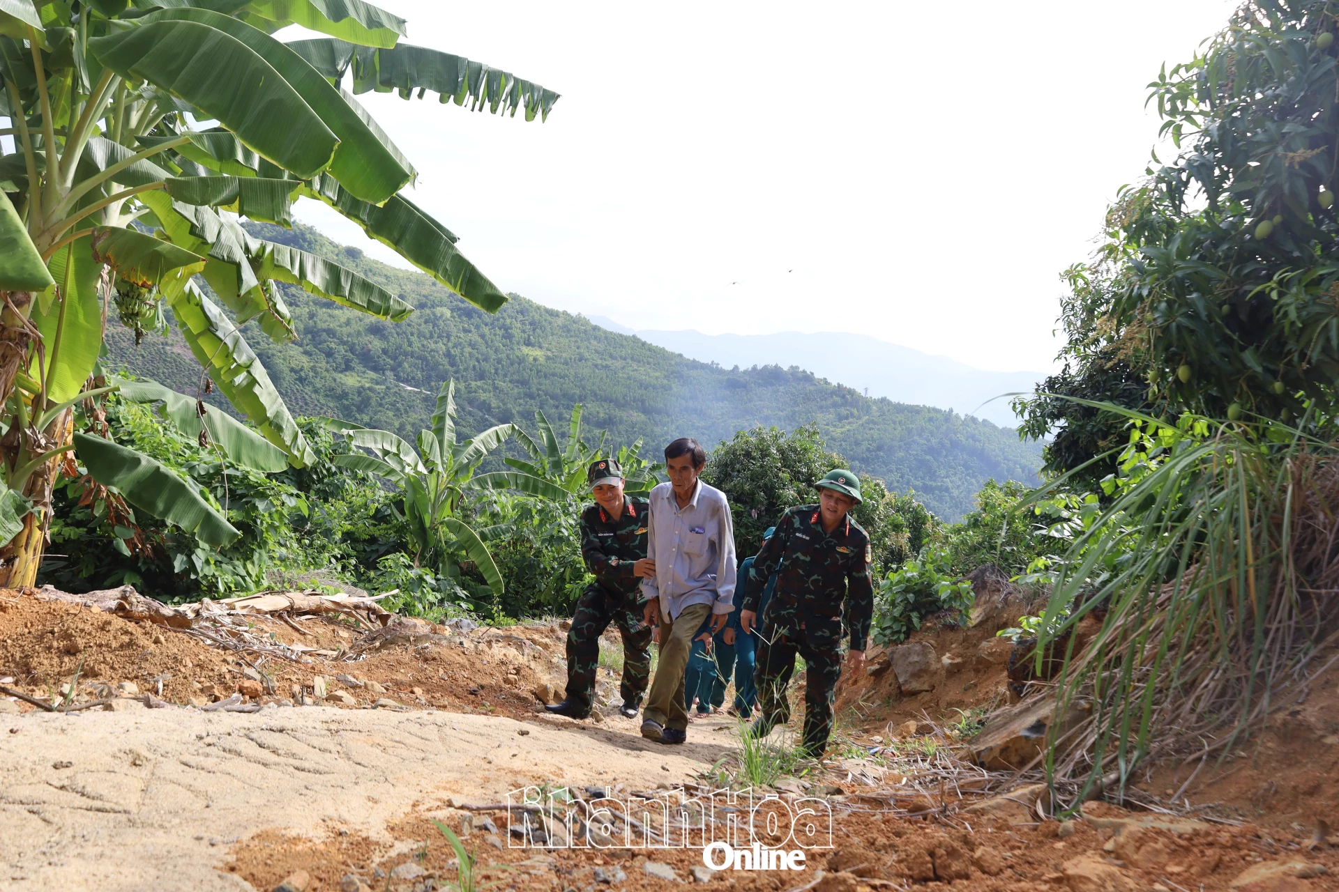 Ông Nguyễn Văn Dũng dẫn đoàn khảo sát hướng lên núi Hòn Nhọn.