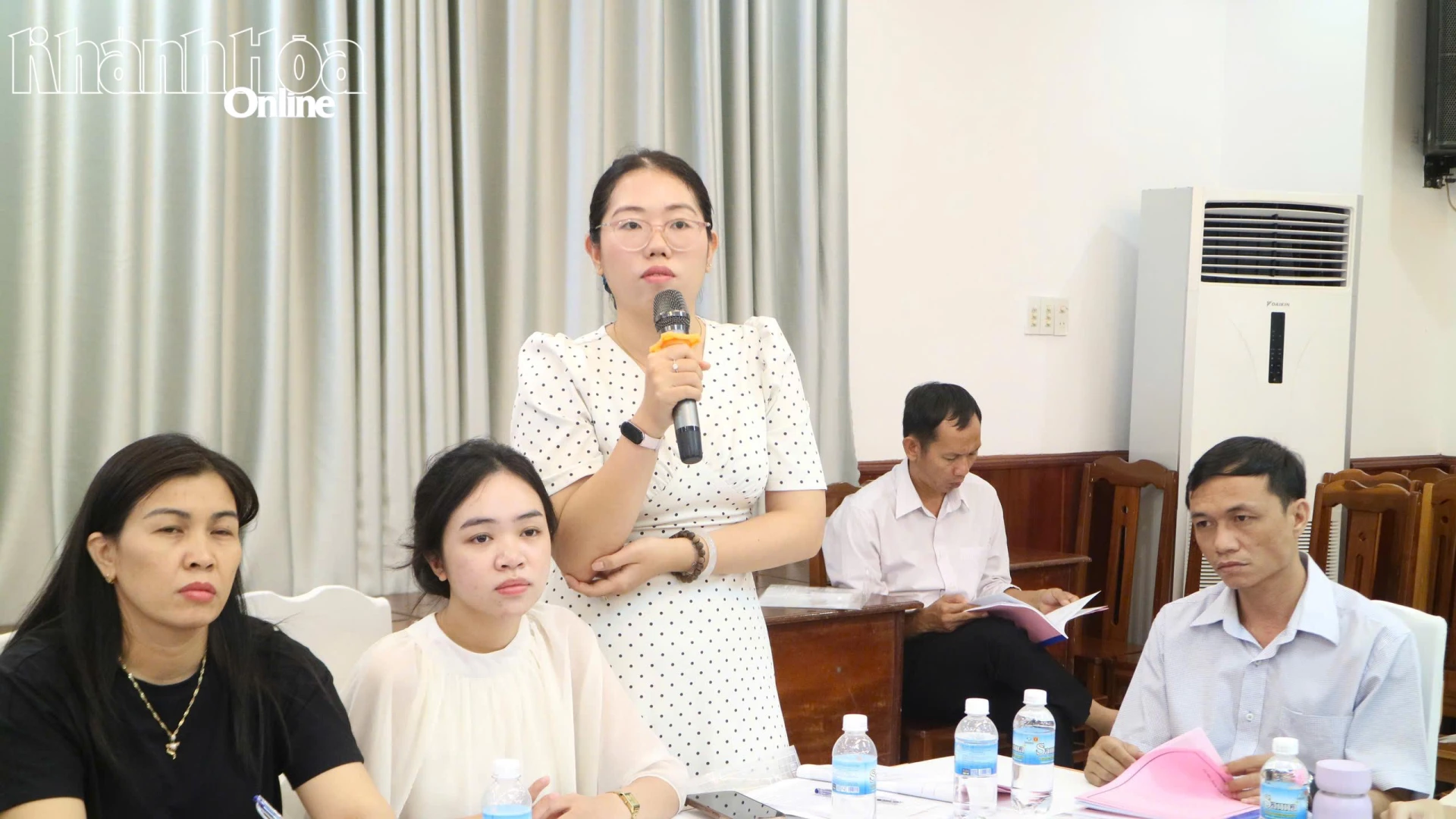 Các học viên trao đổi tại hội nghị tập huấn.