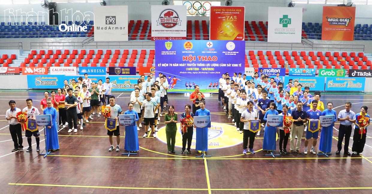 Ban Tổ chức trao cờ lưu niệm cho các đội tham gia hội thao.