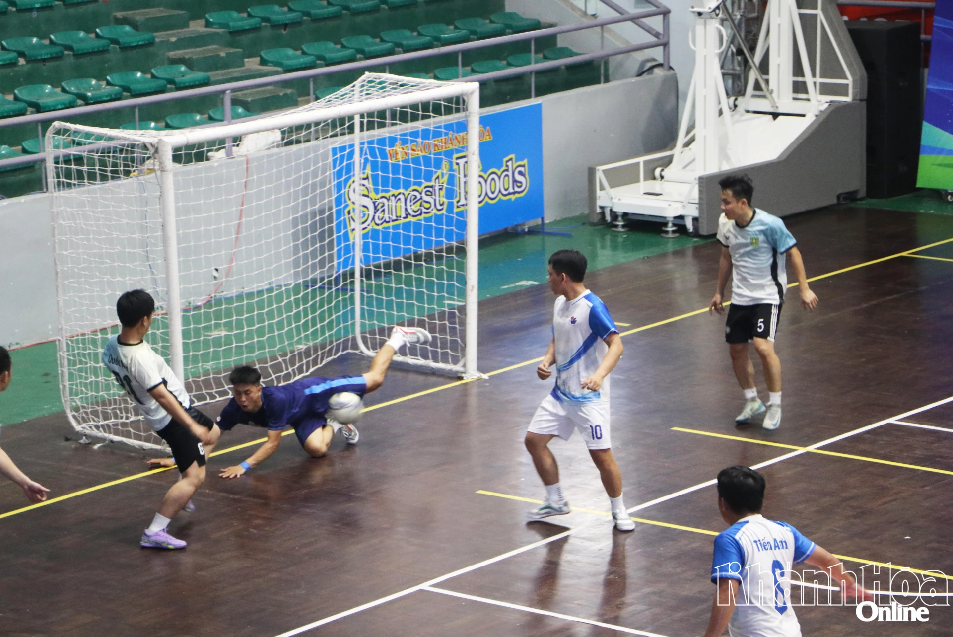 Một pha dàn xếp tấn công bài bài đến từ đội Phòng Cảnh sát kinh tế trước khung thành đội Công ty Truyền tải Điện 3.