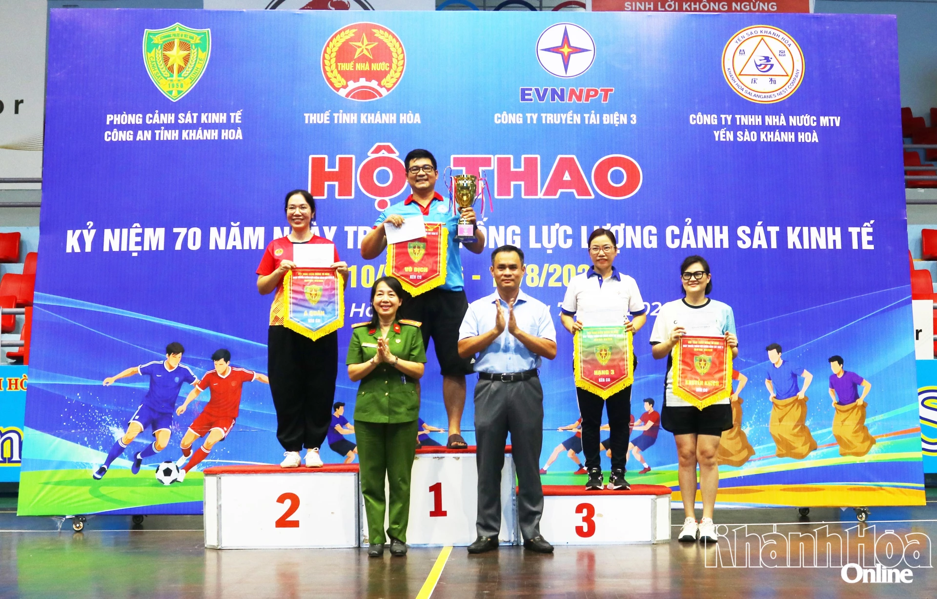 Ban Tổ chức trao giải cho các đội tại nội dung kéo co.