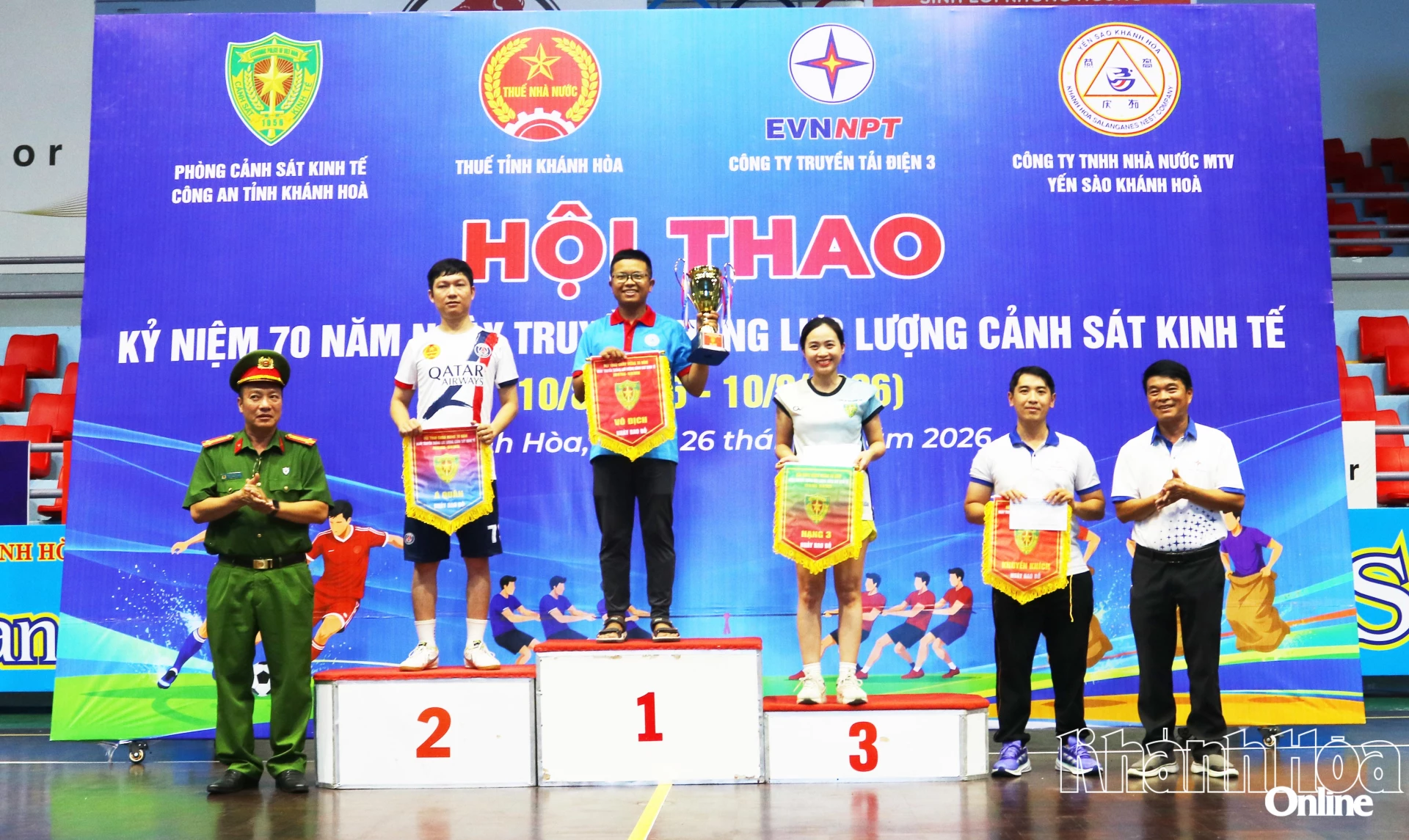 Ban Tổ chức trao giải cho các đội tại nội dung nhảy bao bố.
