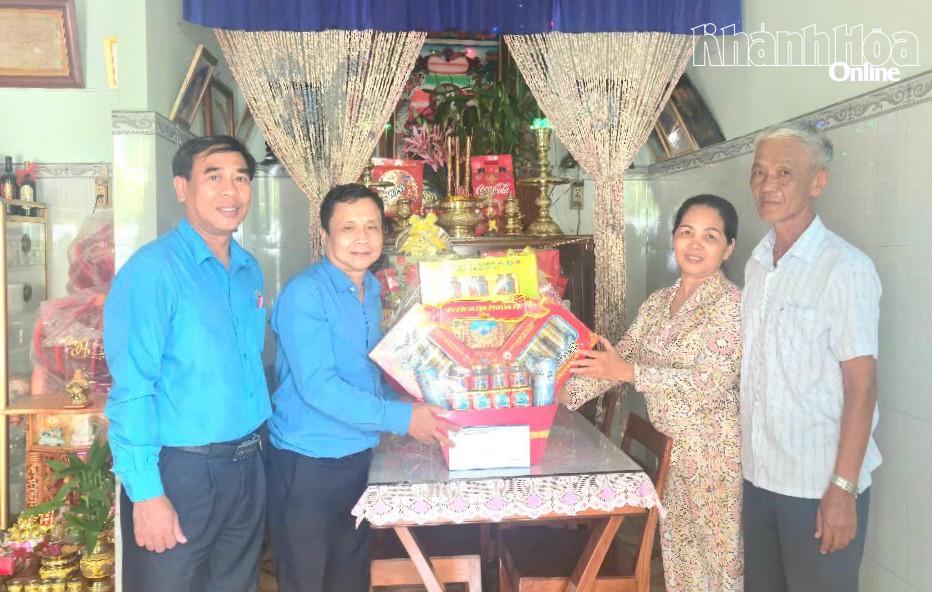 Ông Bùi Đăng Thành - Phó Chủ tịch Liên đoàn Lao động tỉnh tặng quà tri ân thân nhân liệt sĩ Võ Đình Tuấn.