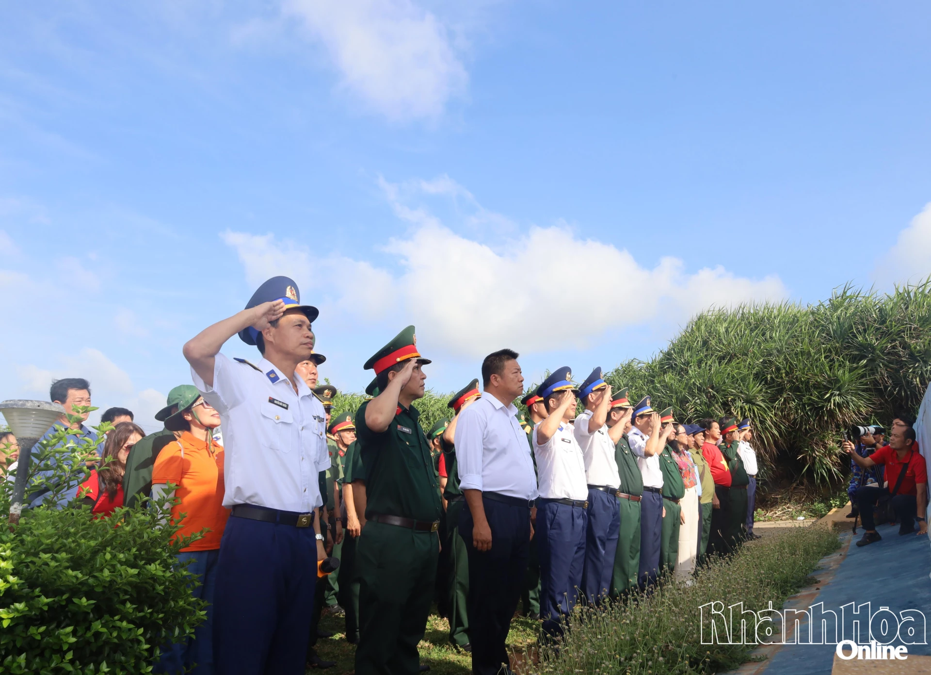 Đoàn công tác khảo sát biển, đảo ven bờ 2026 đến thăm, tặng quà tại đặc khu Phú Quý
