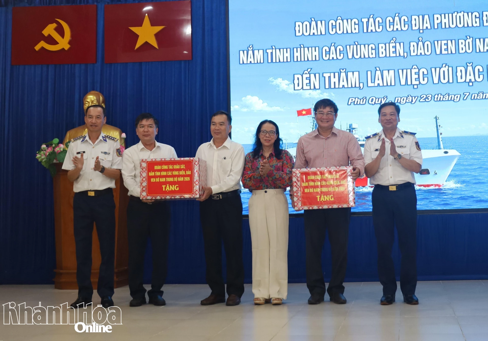 Đoàn công tác tặng quà cho Đảng ủy, UBND đặc khu Phú Quý.