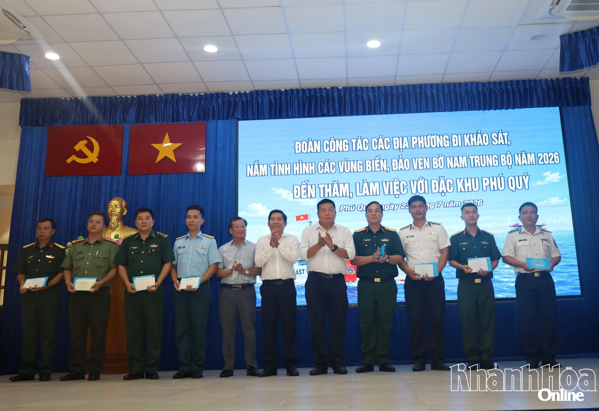 Đoàn đại biểu tỉnh Khánh Hòa tặng quà cho các đơn vị lực lượng vũ trang đứng chân trên địa bàn đặc khu Phú Quý.