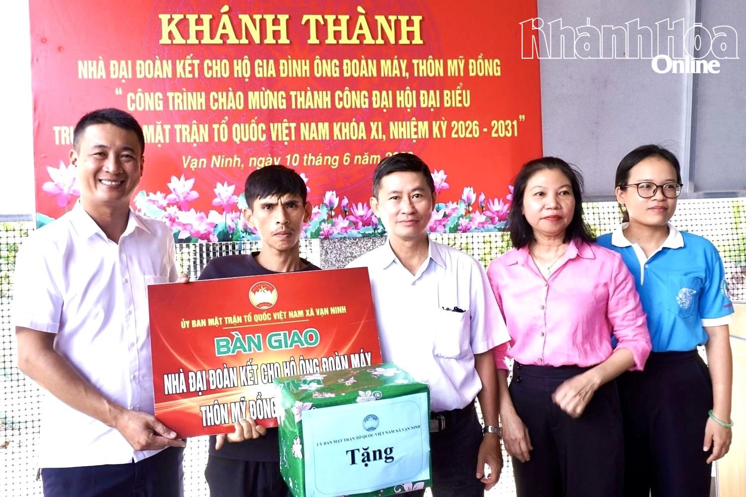 Lãnh đạo xã Vạn Ninh bàn giao nhà Đại đoàn kết cho một hộ gia đình có hoàn cảnh khó khăn trên địa bàn.