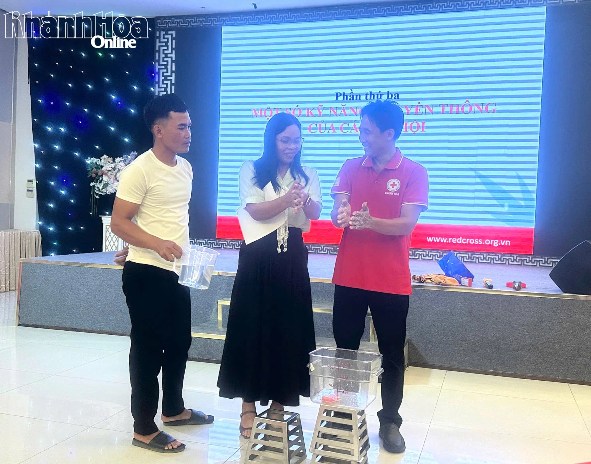 Các học viên được hướng dẫn cách vệ sinh tay đúng cách phòng dịch bệnh. 
