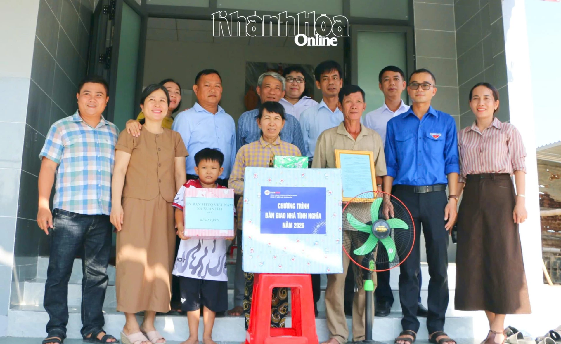 Công ty Điện lực Khánh Hòa trao nhà Đại đoàn kết cho hộ khó khăn ở xã Xuân Hải