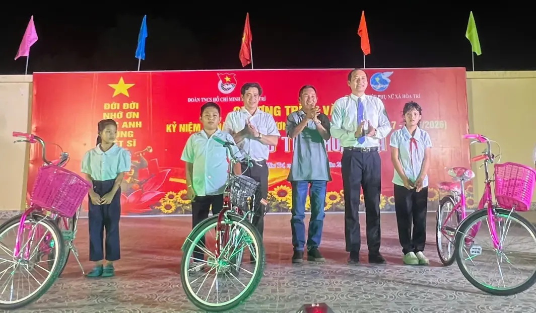Tặng xe đạp cho trẻ em mồ côi, có hoàn cảnh khó khăn.