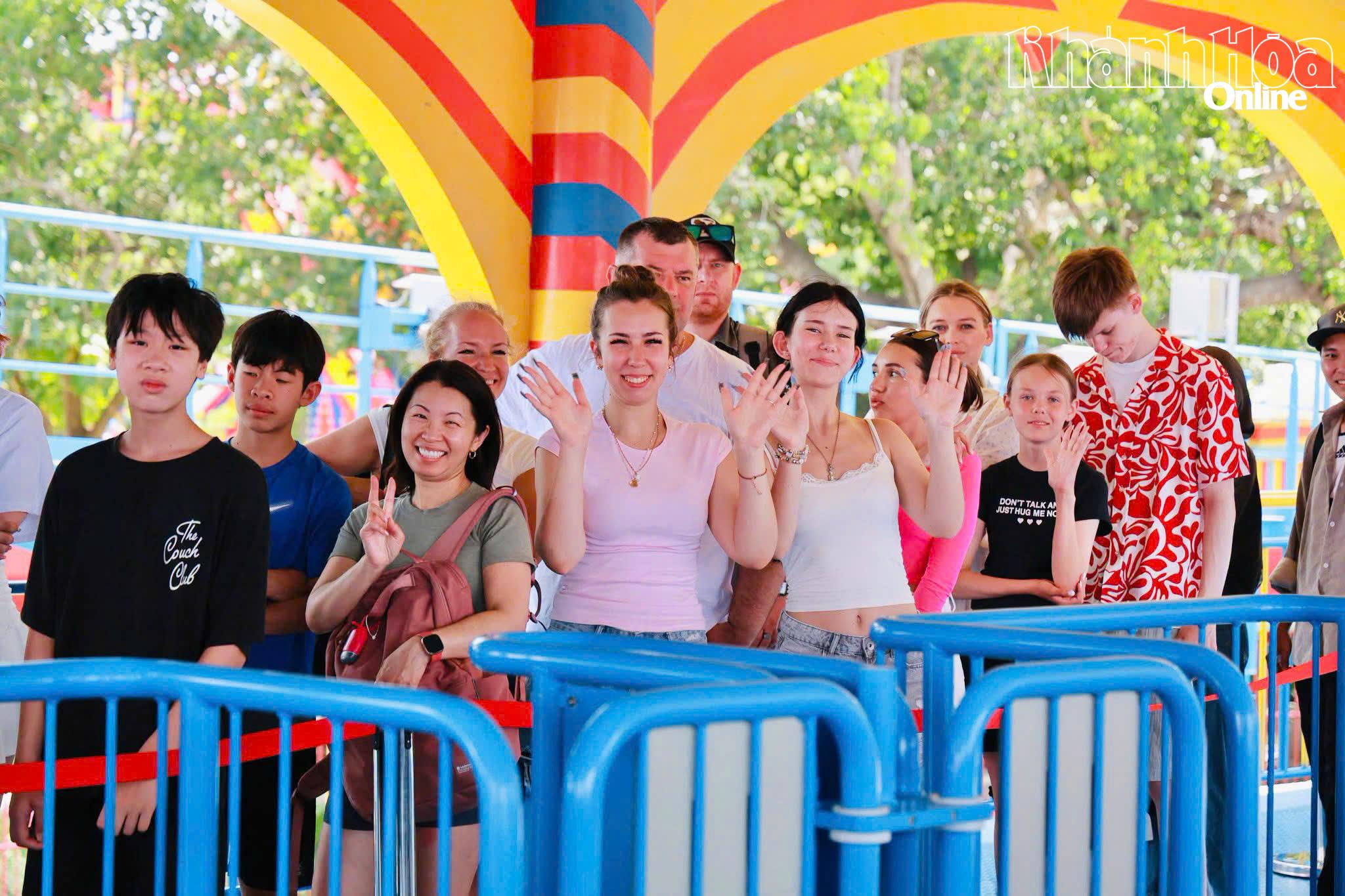 Du khách vui chơi tại VinWonders Nha Trang