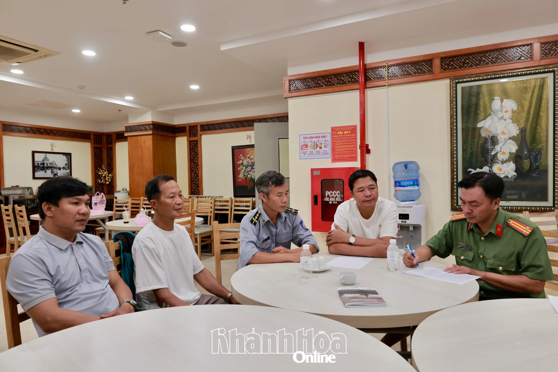 Tiến hành làm việc, đề xuất xử phạt 50 triệu đồng đối với 2 du khách khai thác san hô trái phép khu vực biển Hòn Chồng - Đặng Tất