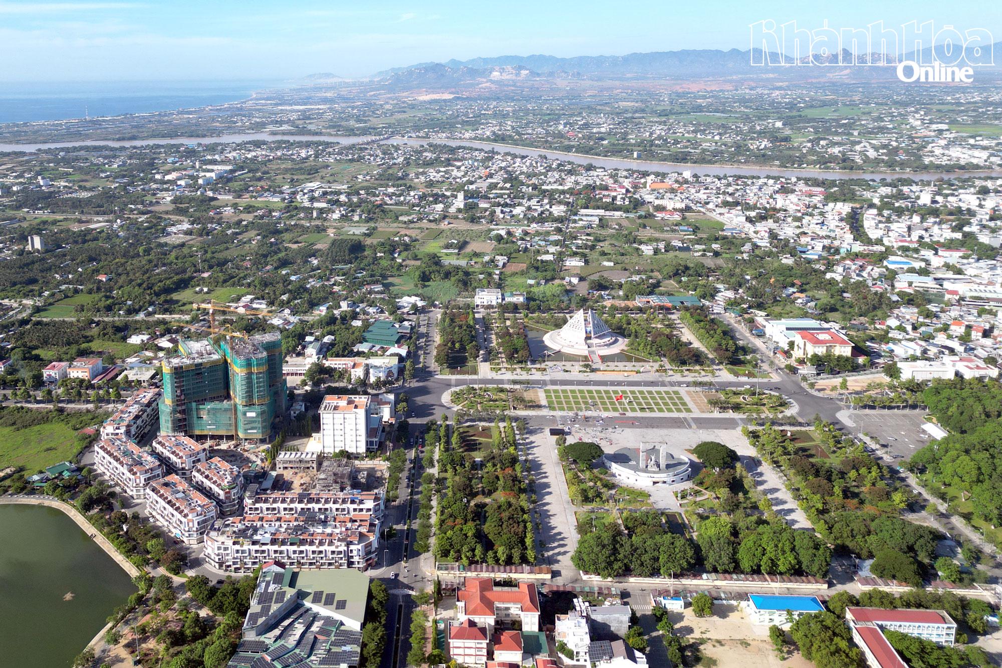 Tổ hợp căn hộ, khách sạn và trung tâm thương mại cao cấp Hacom Tower tọa lạc tại Khu đô thị mới Đông Bắc (Khu K1), phường Phan Rang đang dần hoàn thiện.